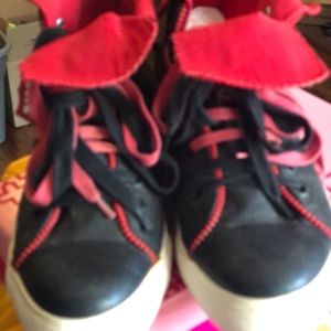 Men Levi’s Black/Red Sneakers